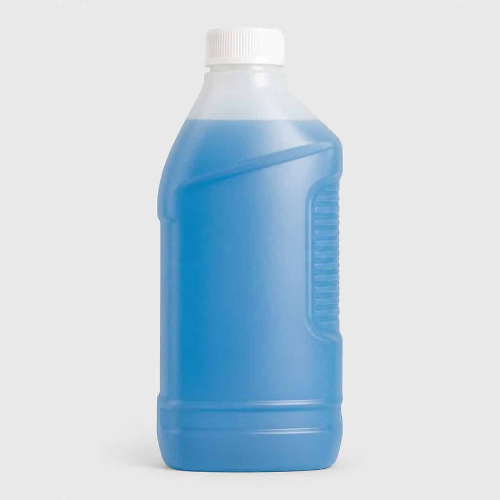 Liquide lave-glace concentré présenté sur fond clair