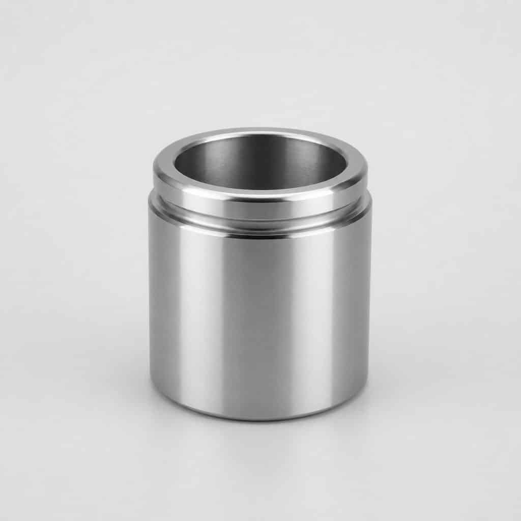 Piston d'étrier de frein présenté sur fond clair