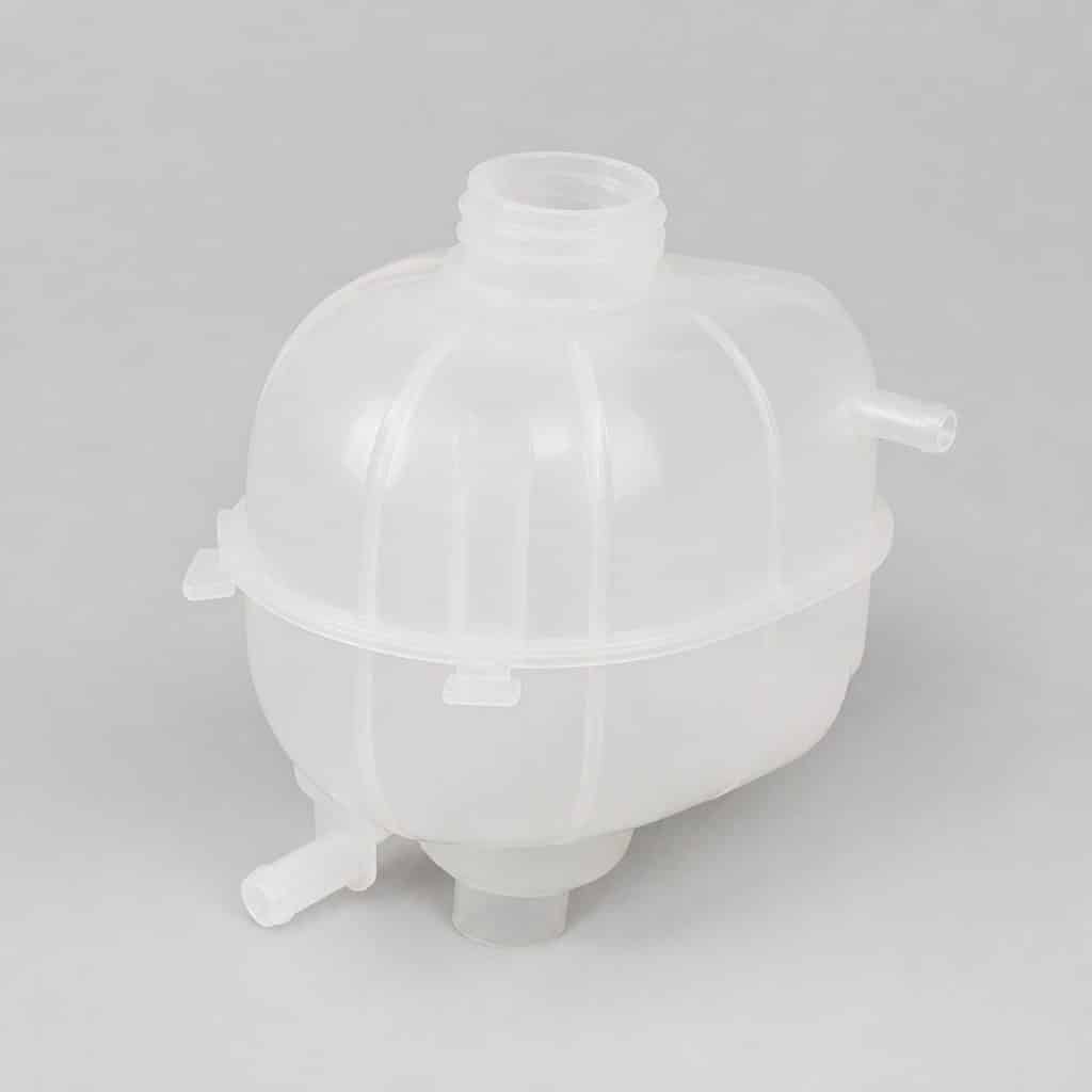 Vase d'expansion de liquide de refroidissement présenté sur fond clair